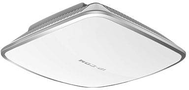 Prostokątny, płaski, biały punkt dostępowy Wi-Fi. Wentylowany od góry, z napisem 'IP-COM' na froncie. Nadaje się do montażu sufitowego.