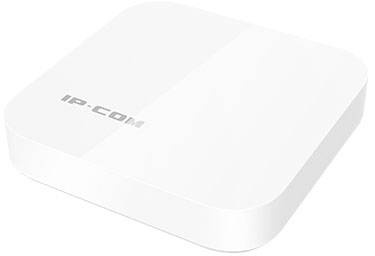 Biały router WLAN marki IP-COM w kształcie kwadratu, leżący na białej powierzchni.