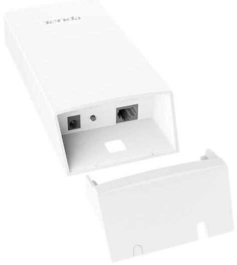 Biały repeater bezprzewodowy Tenda z zdjętą obudową, ukazujący na tylnej stronie złącza zasilania i sieci.