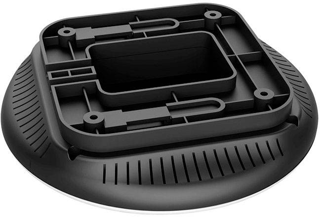 Czarny, okrągły stojak z prostokątnym wycięciem pośrodku. Odpowiedni do elektronicznych urządzeń lub wyświetlaczy.