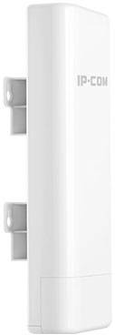 Białe urządzenie IP-Com, prawdopodobnie bezprzewodowy punkt dostępowy lub wzmacniacz sygnału, z elementami mocującymi po bokach.