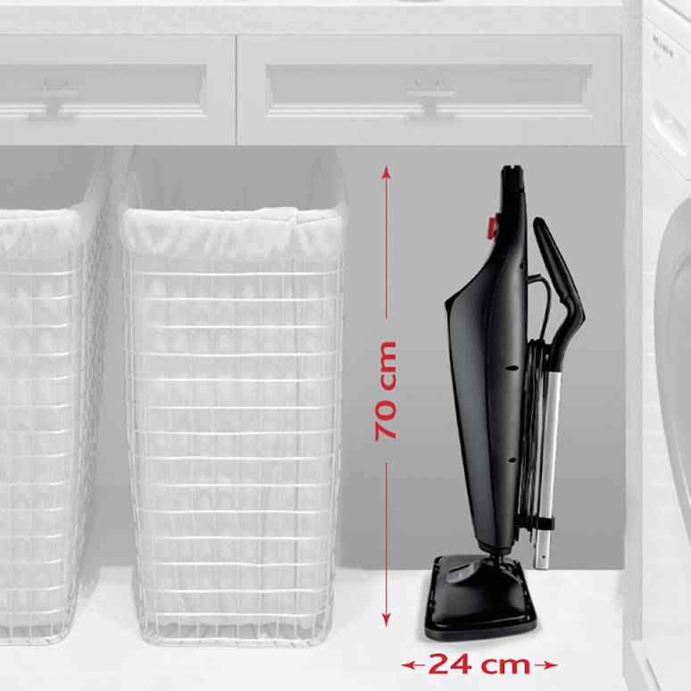 Czarny, pionowy odkurzacz z czerwonym detalem stoi obok dwóch białych koszy na pranie. Wysokość: 70 cm, szerokość: 24 cm.