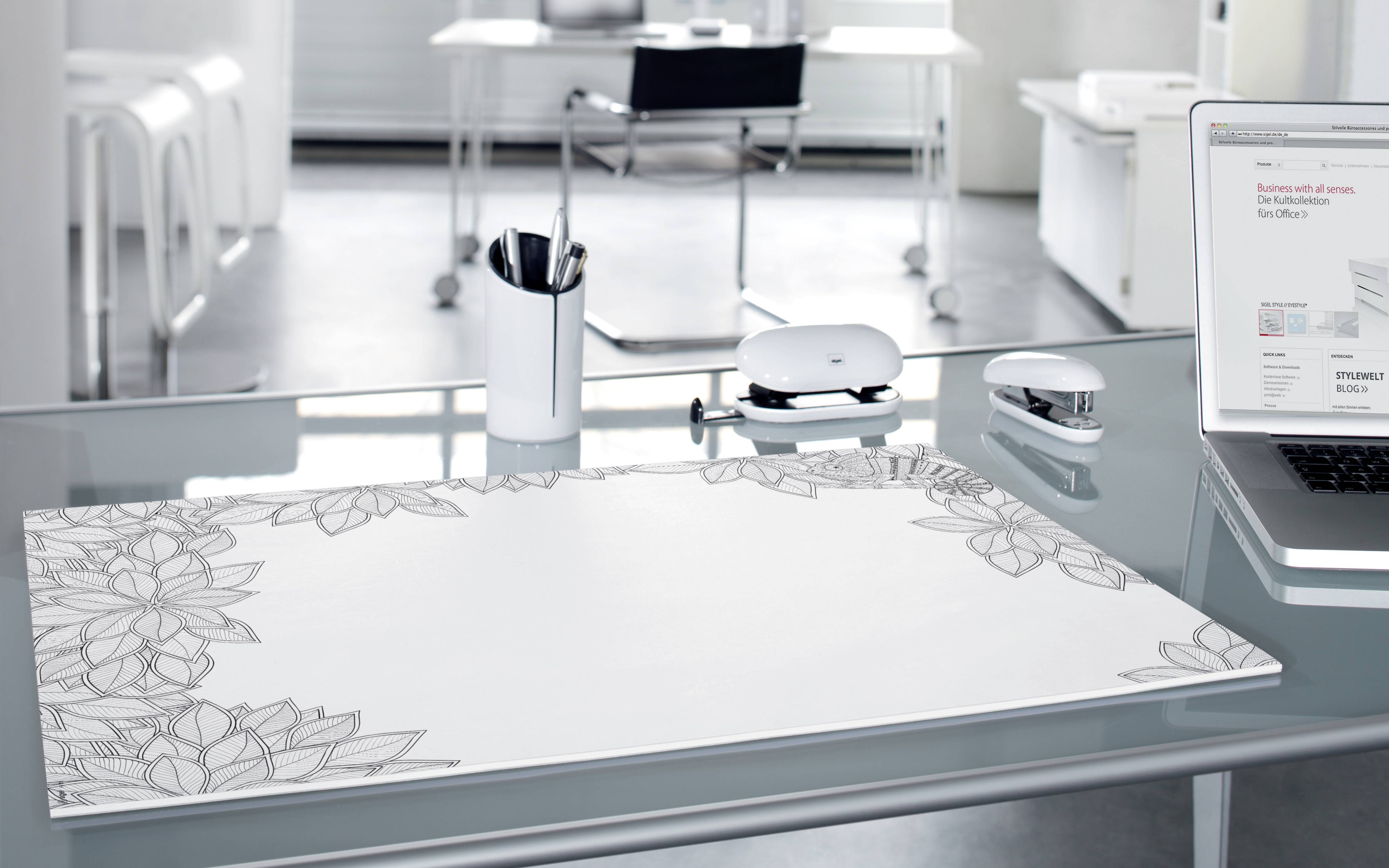 Nowoczesne, puste biurko z laptopem, kalendarzem biurkowym i kubkiem z długopisami w jasnym biurze.