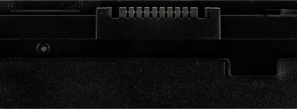 Zbliżenie czarnego złącza na urządzeniu elektronicznym z widocznymi metalowymi stykami pośrodku.