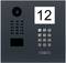 Czarna bramka domofonowa z kamerą, klawiaturą numeryczną i przyciskiem dzwonka. W prawym górnym rogu białe pole z napisem '12'.