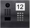 Domofon z kamerą, głośnikiem, klawiaturą numeryczną i numerem '12' wyświetlanym na ekranie. Służy do komunikacji i kontroli dostępu.
