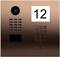 Domofon w kolorze miedzianym z kamerą, klawiaturą numeryczną oraz dużym białym kwadratem z czarnym numerem '12'.