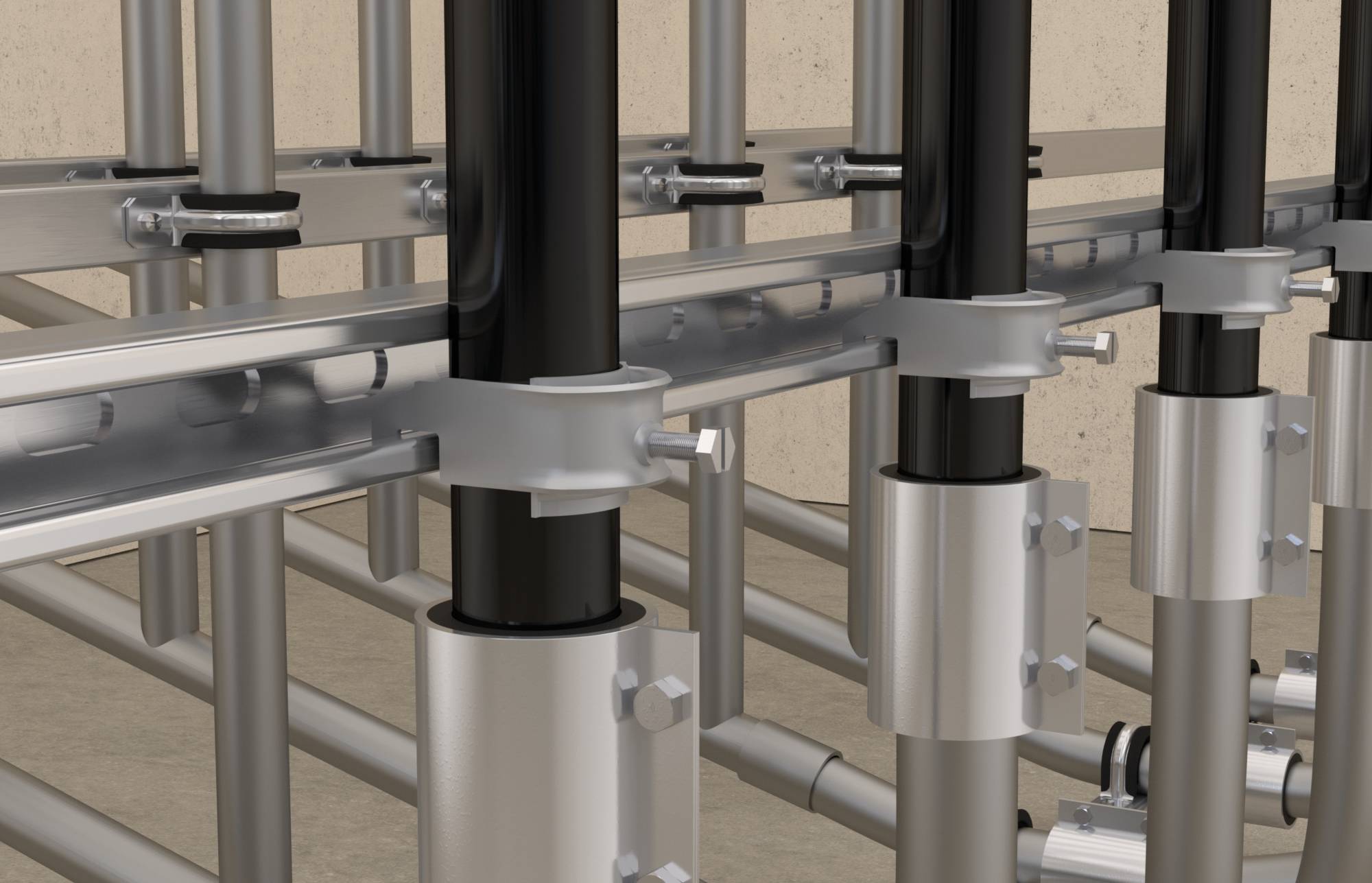 Kilka pionowych metalowych rur jest zamocowanych za pomocą klamr z poziomymi zastrzałami. Struktura przypomina rusztowanie rurowe.