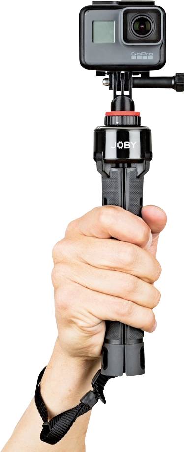 Jedna ręka trzyma czarny selfie stick z zamocowaną kamerą sportową.