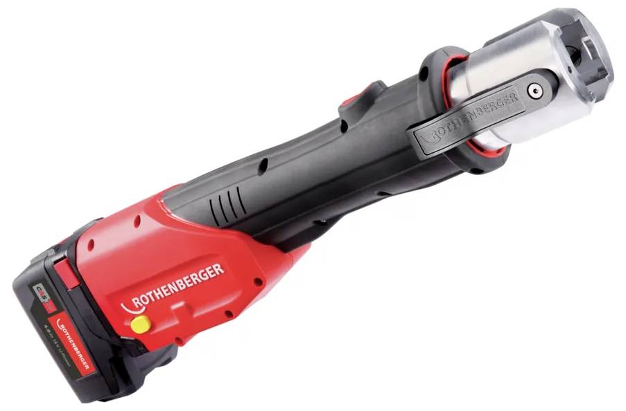 Czerwone i czarne elektronarzędzie Rothenbergera, prawdopodobnie prasa lub obcinarka do rur, przeznaczone do prac hydraulicznych lub budowlanych, sfotografowane na białym tle.