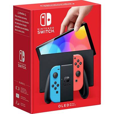 Opakowanie Nintendo Switch OLED przedstawia konsolę z czerwonymi i niebieskimi Joy-Conami przed telewizorem.