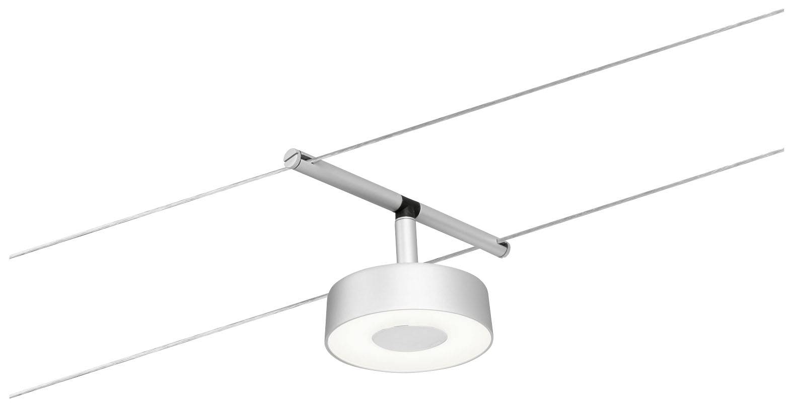 Nowoczesna lampa wisząca z okrągłym kloszem i smukłą sylwetką zawieszona jest na dwóch równolegle napiętych linach stalowych.