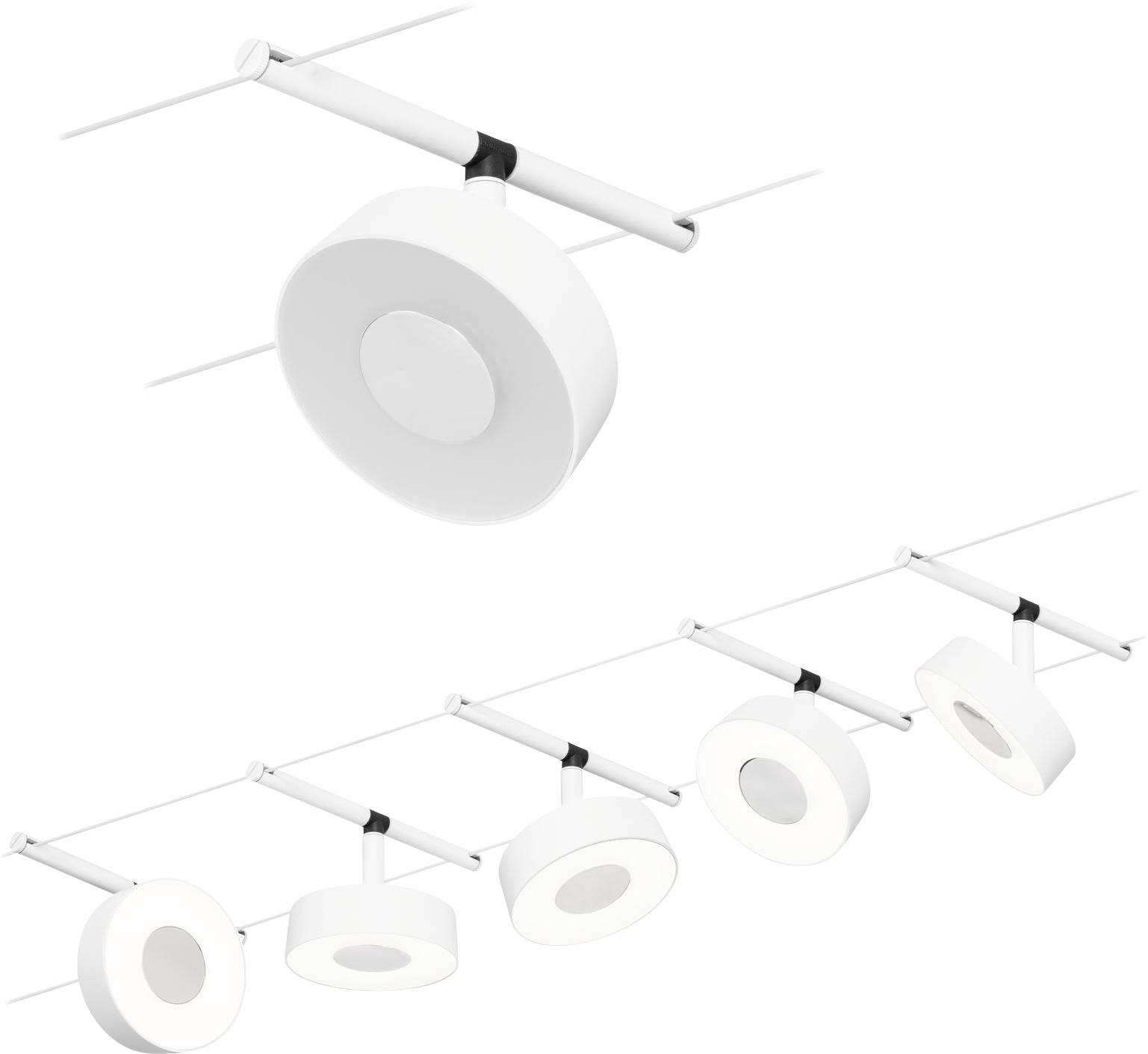 Kilka nowoczesnych, białych lamp sufitowych zamontowanych w rzędzie na szynie. Minimalistyczny design z okrągłym kloszem.