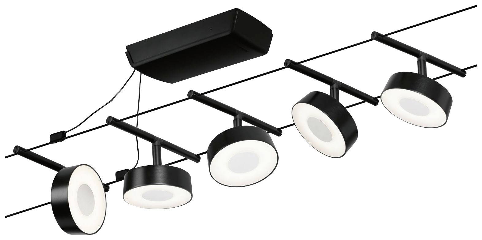 Pięć okrągłych, czarnych lamp sufitowych ustawionych w linii, emituje ciepłe światło. Są zamocowane na wąskiej szynie.