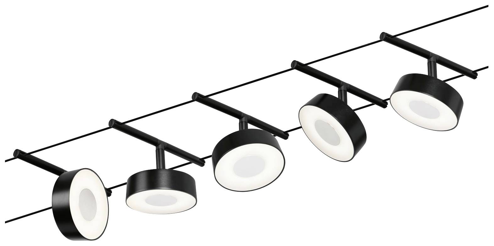 Pięć czarnych, okrągłych lamp sufitowych z białym światłem wewnętrznym, zamocowanych na metalowym pręcie, jest równomiernie rozmieszczonych w jednej linii.