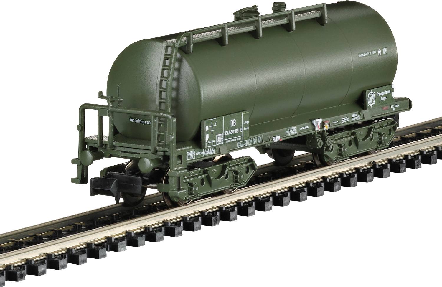 Zielony wagon kolejowy na torach. Wagon posiada napisy i szczegóły wskazujące na informacje techniczne.