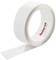 Przezroczysta rolka taśmy klejącej na białym tle, z częściowo rozwijającą się taśmą.