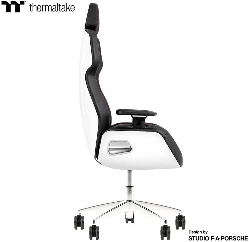Krzesło biurowe w czarno-białej kolorystyce widziane z boku, o ergonomicznej konstrukcji z podłokietnikami i kółkami. W lewym górnym rogu logo 'Thermaltake', w prawym dolnym rogu napis 'Design by STUDIO F.A. PORSCHE'.
