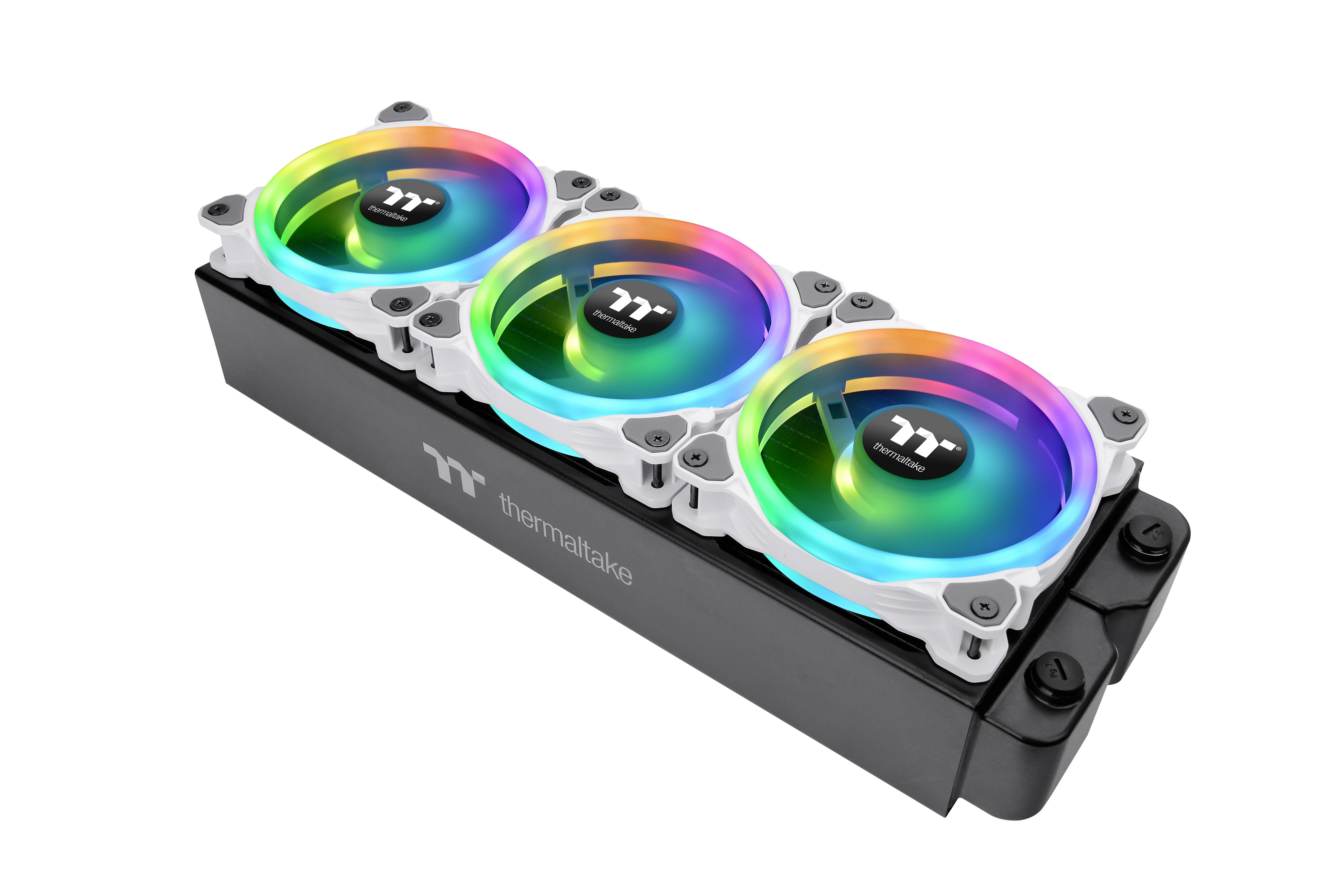 Chłodnica CPU RGB z trzema podświetlanymi wentylatorami, świecącymi w kolorach tęczy, zamontowanymi na prostokątnym radiatorze.