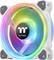 Wentylator obudowy komputerowej z białą ramką i wielokolorowym podświetleniem LED. W centrum znajduje się logo producenta.