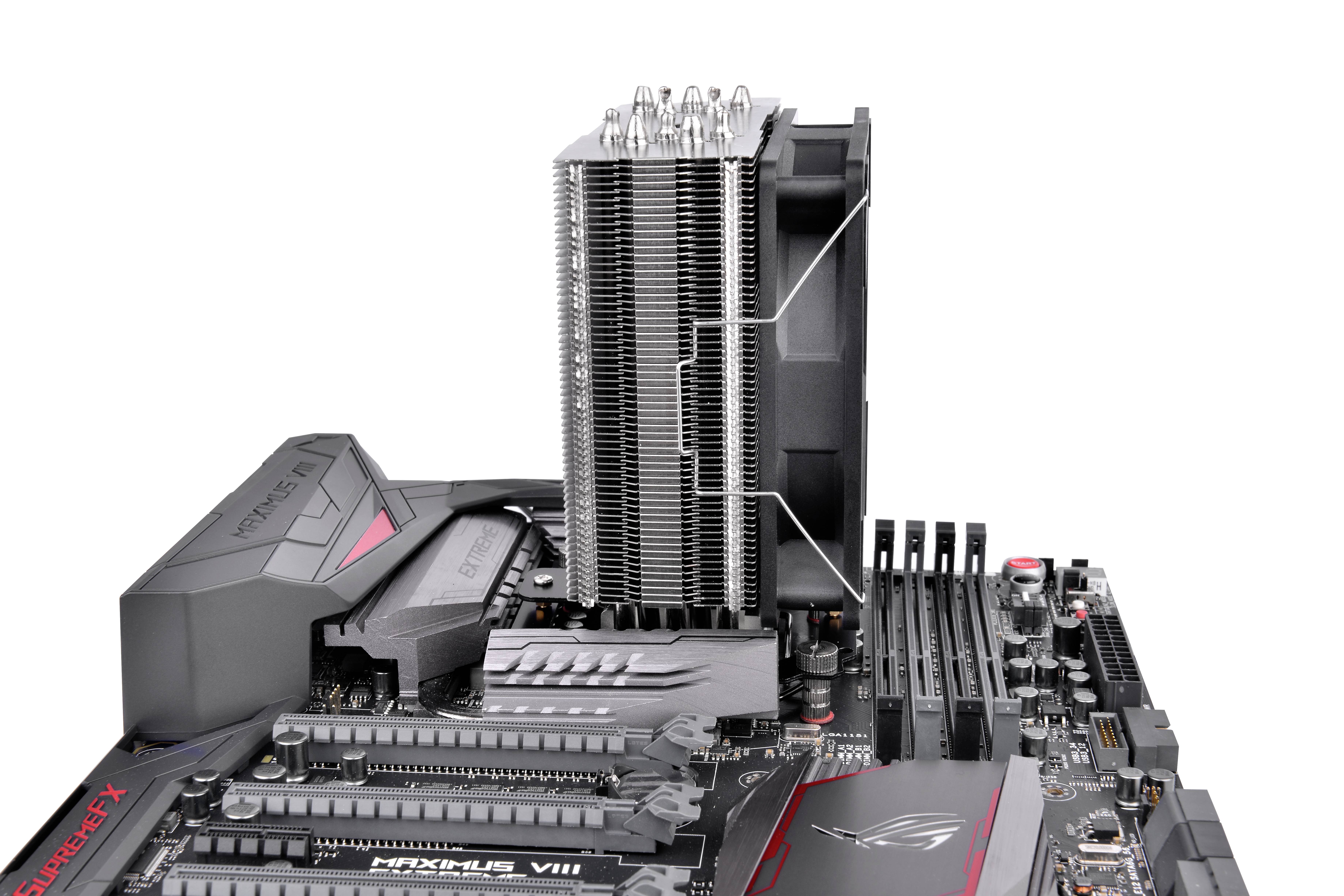 Płyta główna komputera z dużym, pionowo zamontowanym radiatorem procesora, kilkoma gniazdami pamięci RAM oraz slotami rozszerzeń.