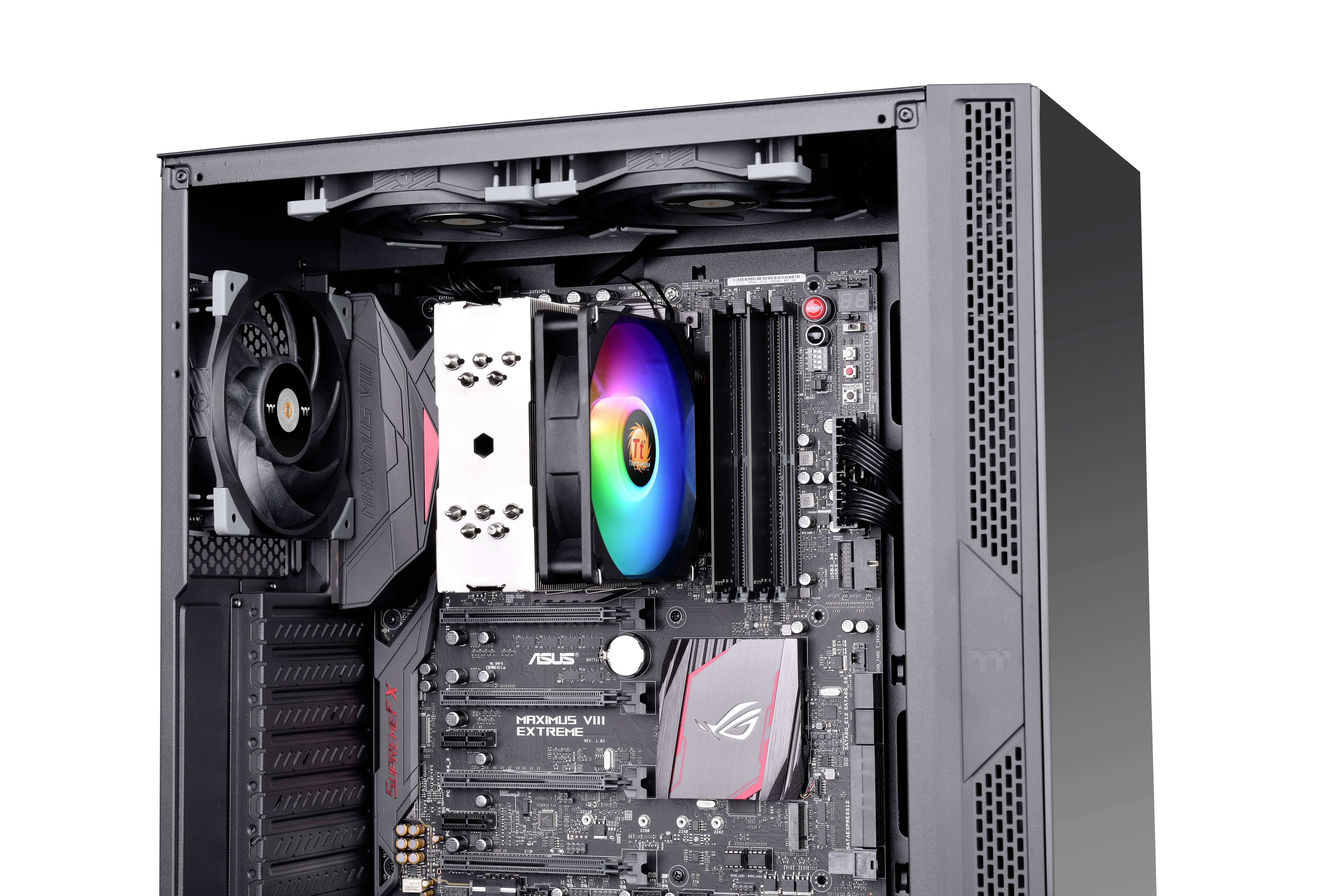 Otwarta obudowa komputera z widoczną płytą główną, chłodzeniem powietrznym z wentylatorem RGB oraz zainstalowaną kartą graficzną.