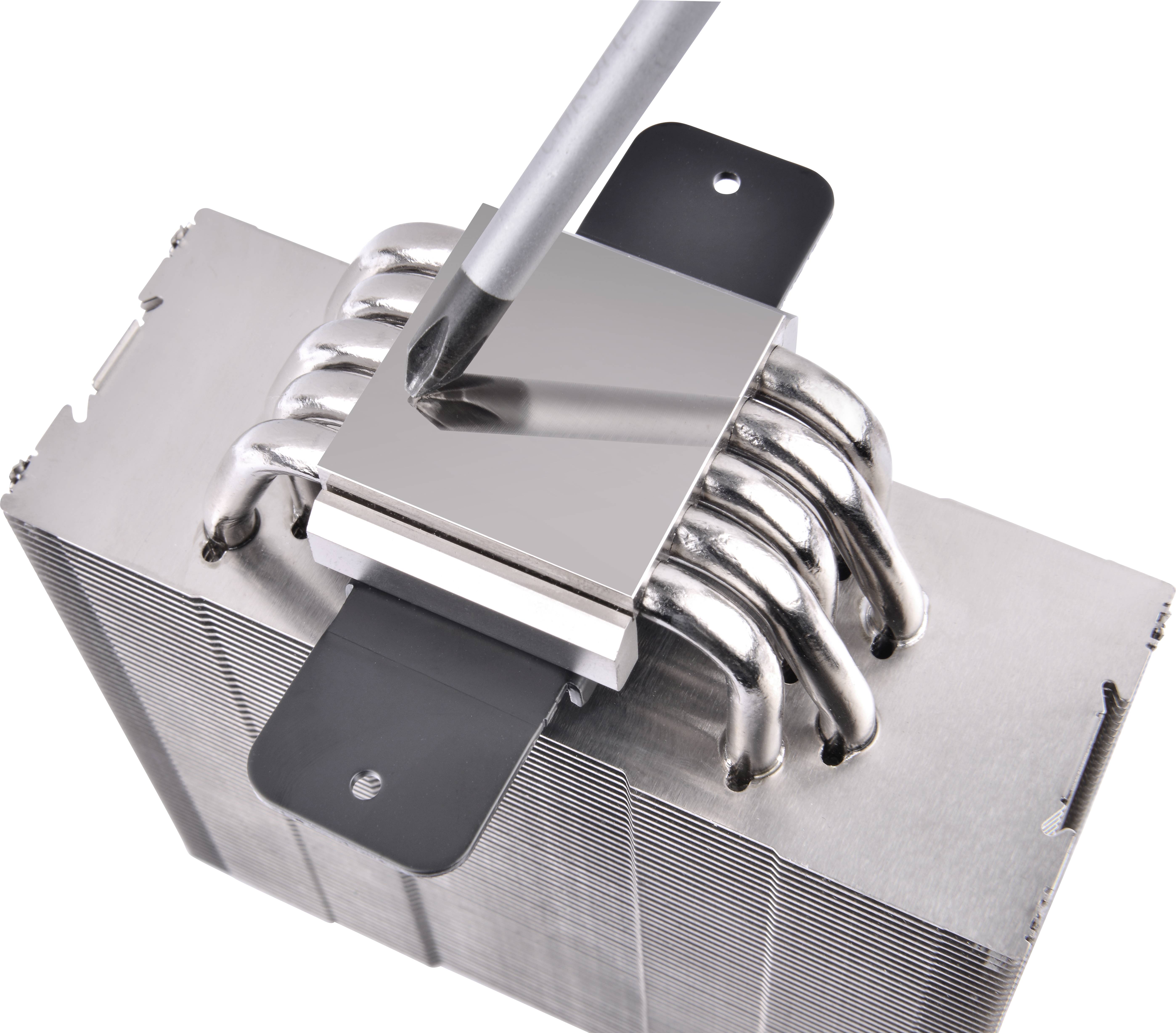 Metalowy radiator procesora z wieloma przewodami cieplnymi, zamontowany na wsporniku, służy odprowadzaniu ciepła w komputerach.