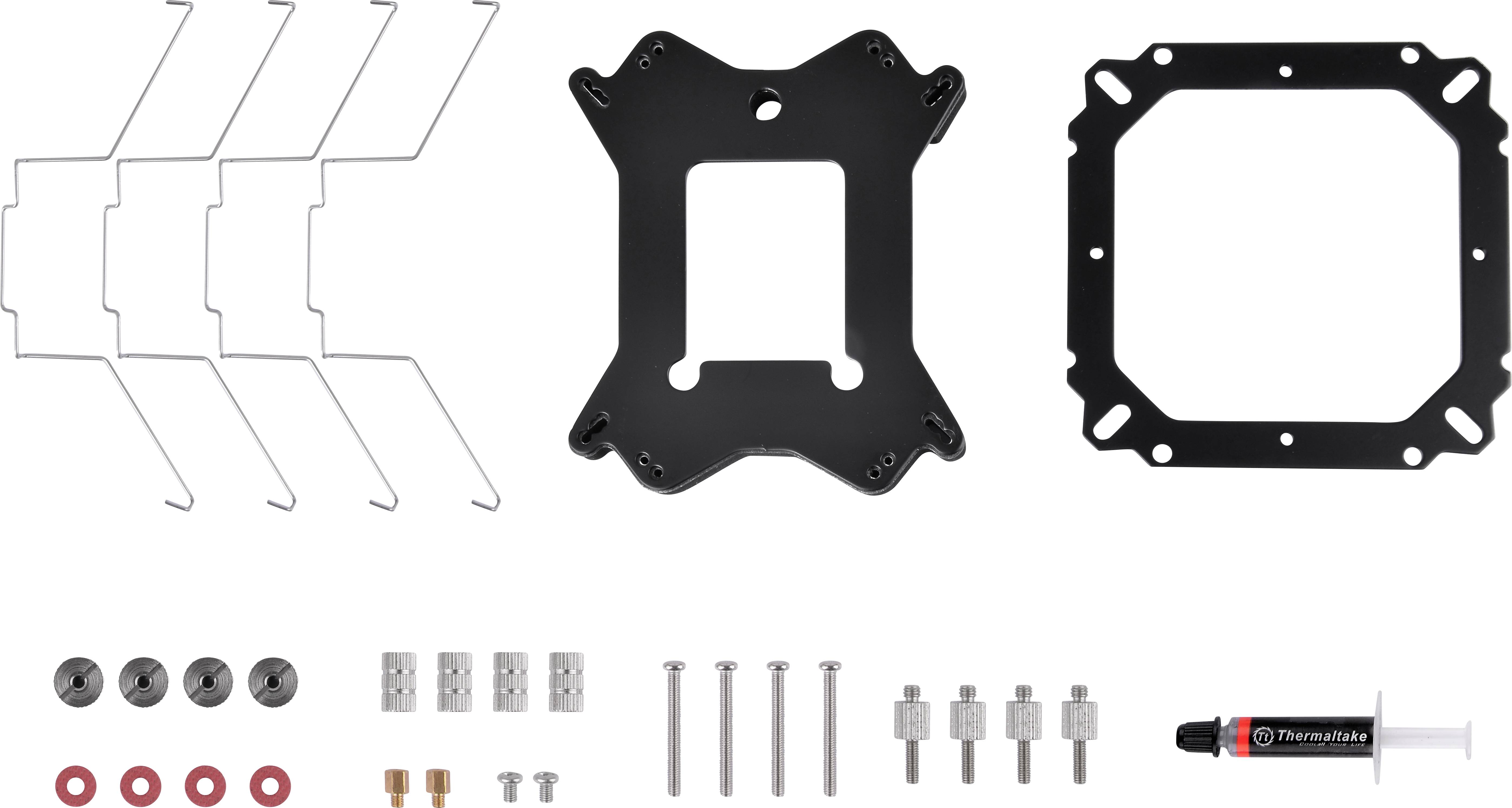 Zestaw akcesoriów montażowych do chłodnicy komputerowej, składający się z metalowych uchwytów, śrub, dystansów oraz pasty termoprzewodzącej.
