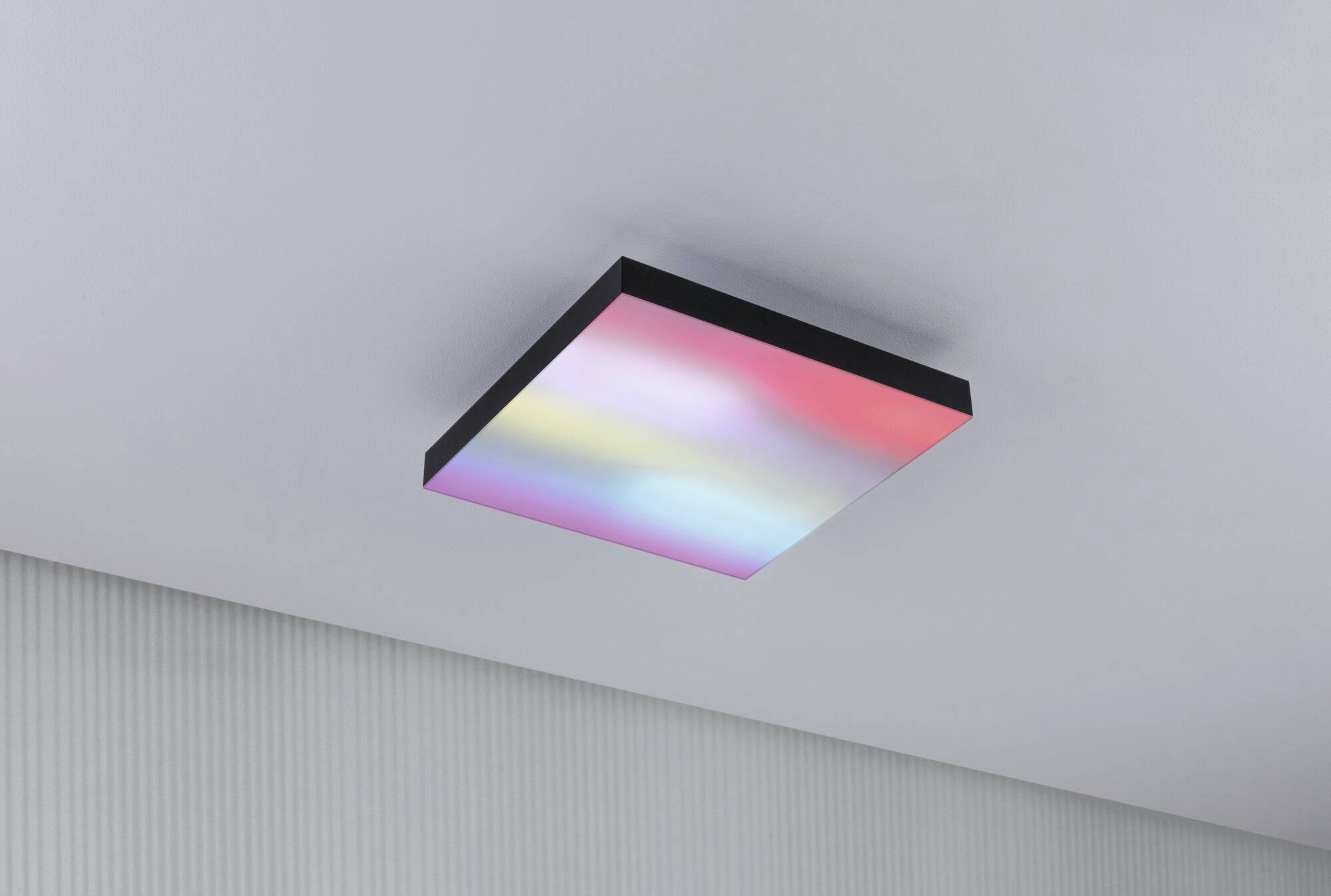 Prostokątna lampa sufitowa z diodami LED zmieniającymi kolor, przechodzącymi od różu przez błękit po żółć; nowoczesny design.