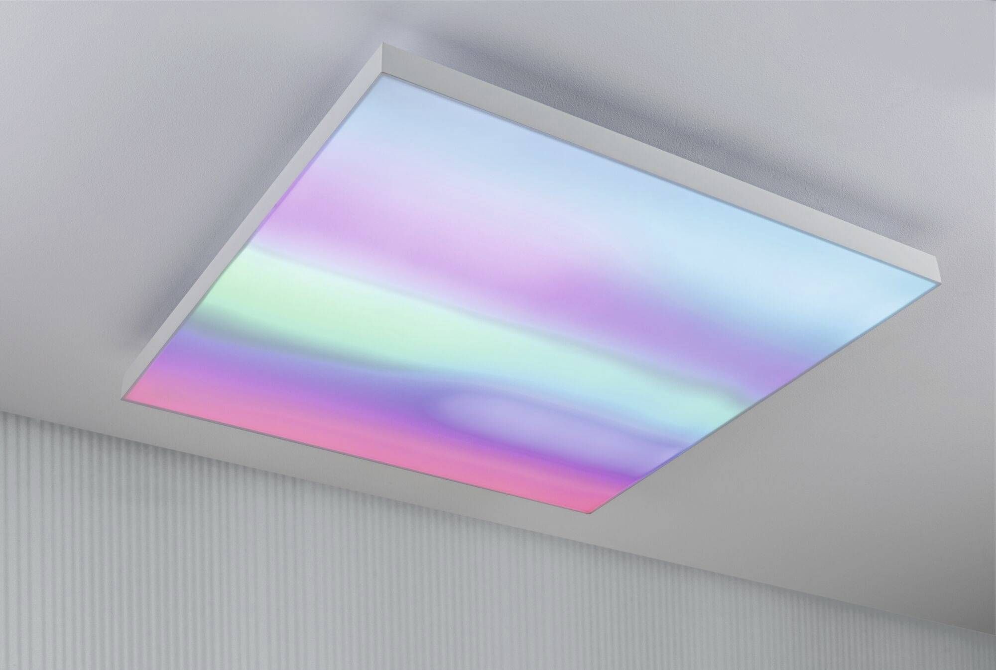 Kolorowa lampa sufitowa LED z łagodnymi przejściami barw niebieskiego, zielonego, fioletowego i różowego, tworząca relaksującą atmosferę.