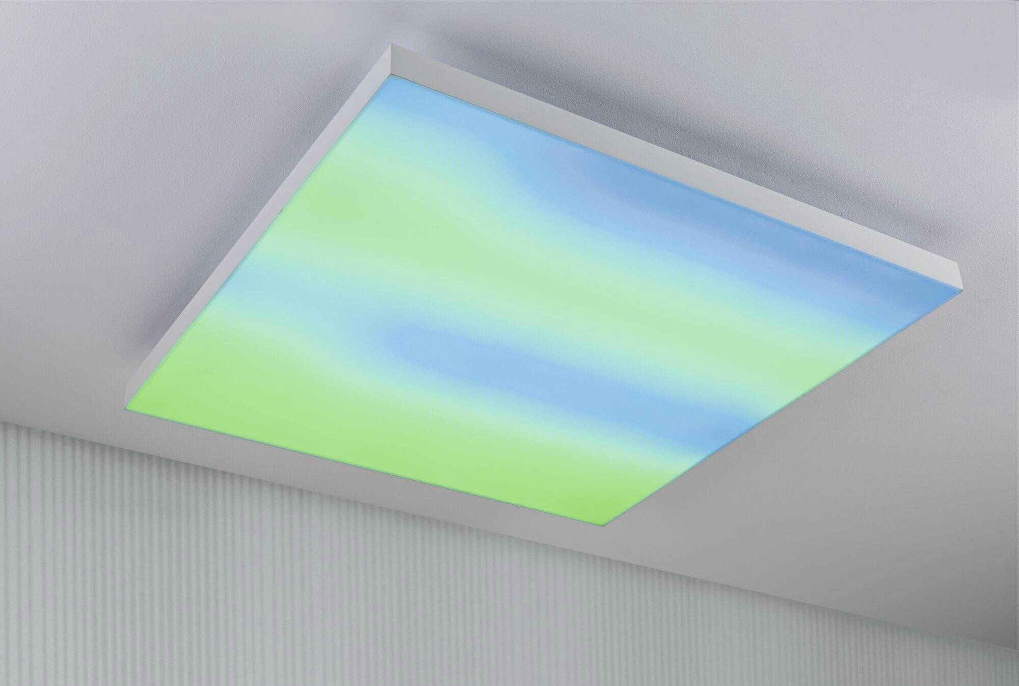 Kwadratowa lampa sufitowa LED z delikatnym przejściem kolorów niebieskiego i zielonego, wmontowana w białym suficie.