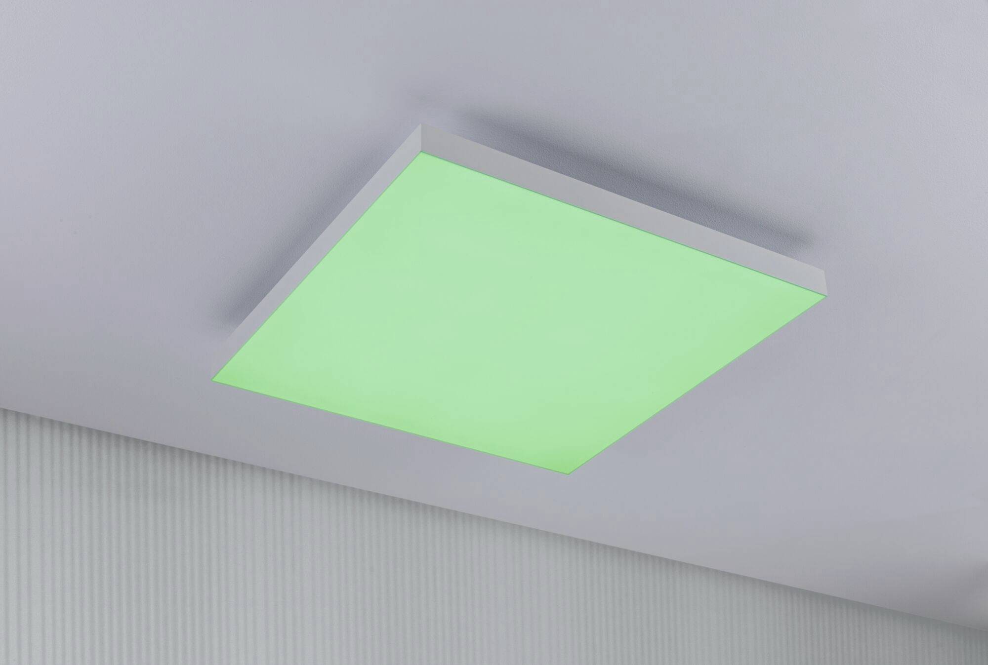 Zielone oświetlenie sufitowe LED w nowoczesnym pomieszczeniu. Lampa sufitowa zapewnia miękkie, równomierne światło, które rozświetla przestrzeń.