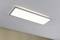 Prostokątna lampa sufitowa LED z białą ramką, zamontowana na białym suficie, zapewniająca równomierne oświetlenie pomieszczenia.
