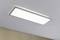 Prostokątna lampa sufitowa LED na białym suficie. Świeci jasno i równomiernie, oferując nowoczesne i energooszczędne oświetlenie.