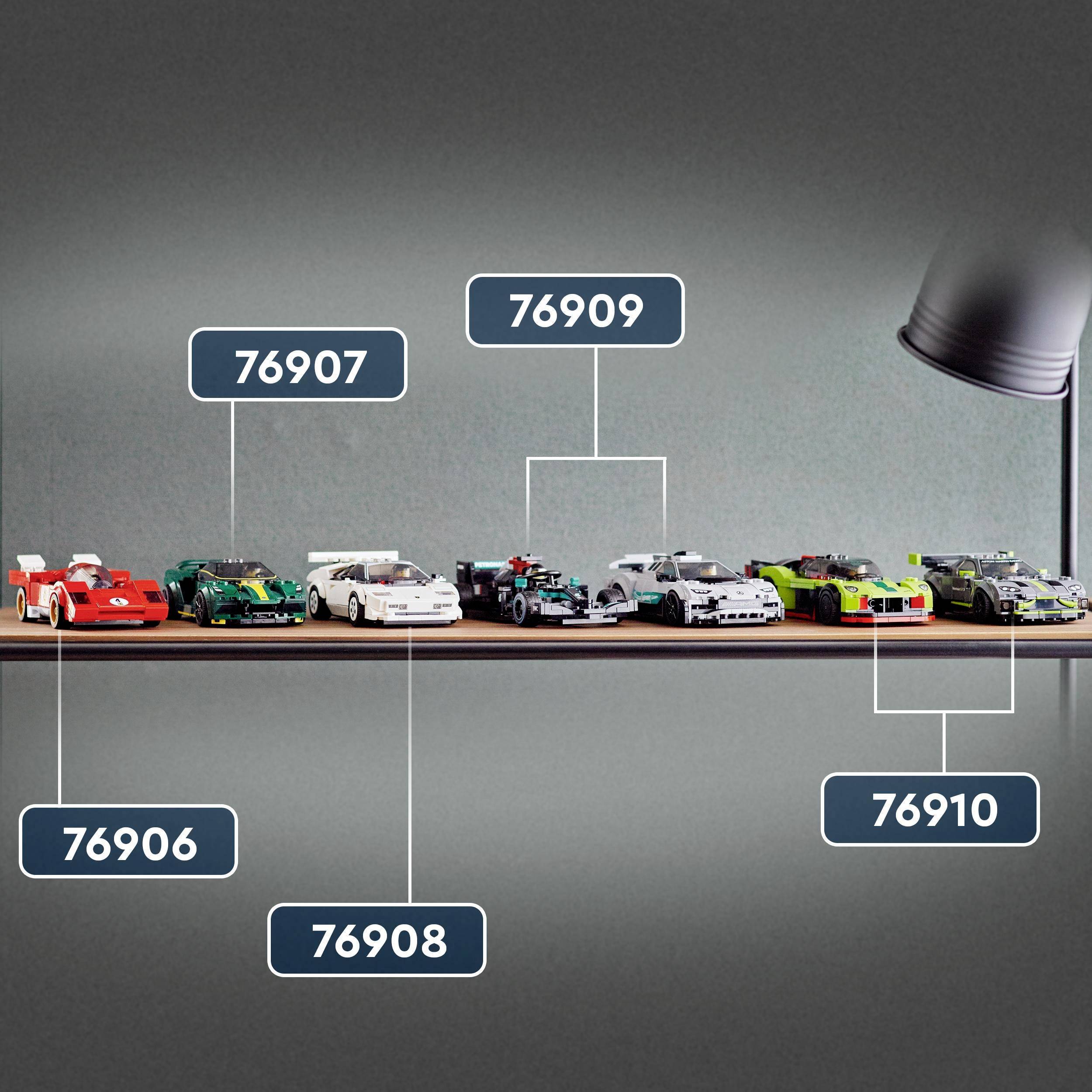 Kilka modeli samochodów na półce o numerach 76906, 76907, 76908, 76909, 76910.