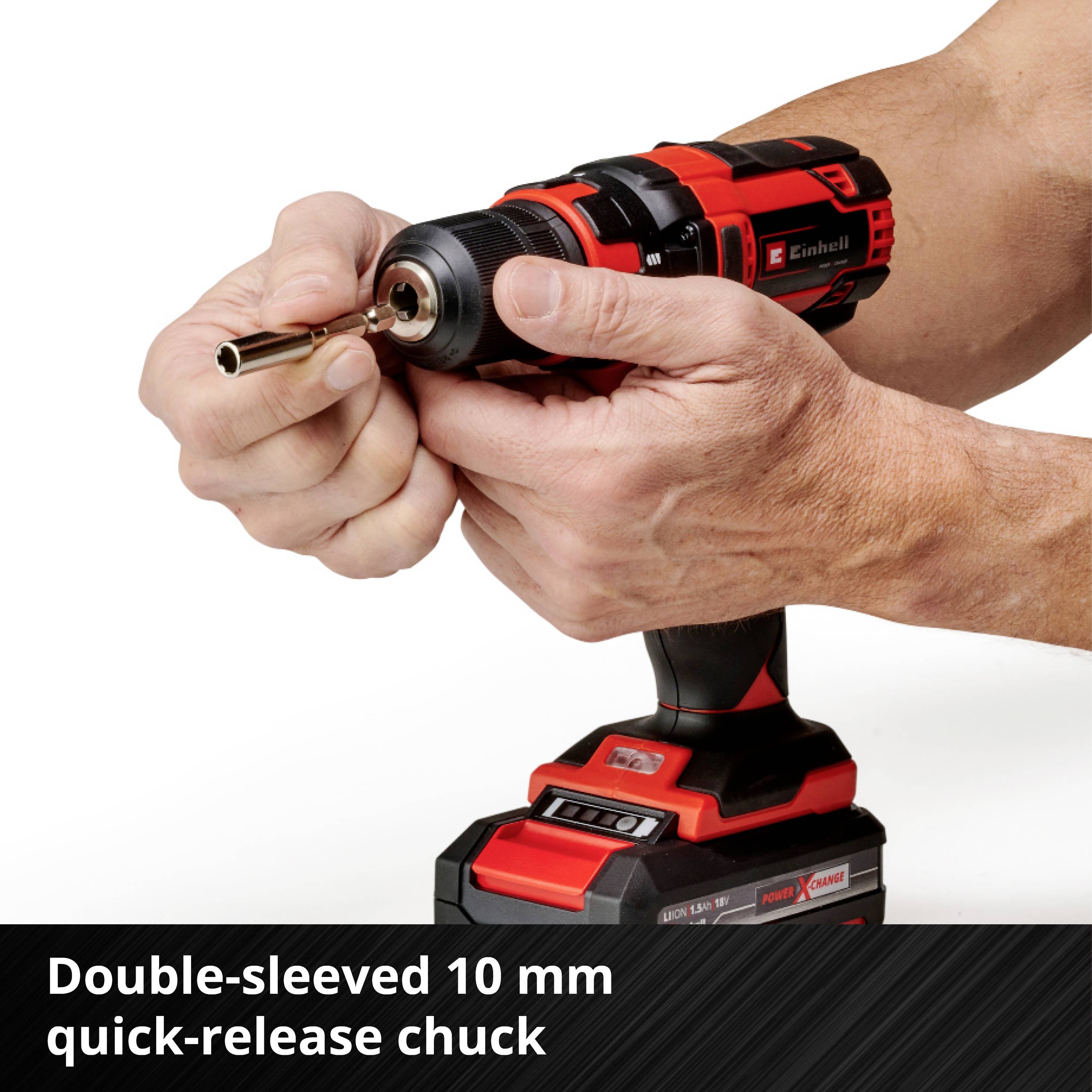 Ręka trzyma akumulatorową wiertarkę wyposażoną w szybkozaciskowy uchwyt wiertarski z podwójną tuleja, ujęcie szerokie.