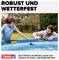 Ojciec i syn wspólnie naprawiają basen zewnętrzny za pomocą taśmy tesa. Na górze widnieje napis 'WYTRZYMAŁA I ODPORNA NA WARUNKI ATMOSFERYCZNE', na dole zaś 'Do naprawiania pęknięć, nieszczelności i dziur w pomieszczeniach i na zewnątrz'.