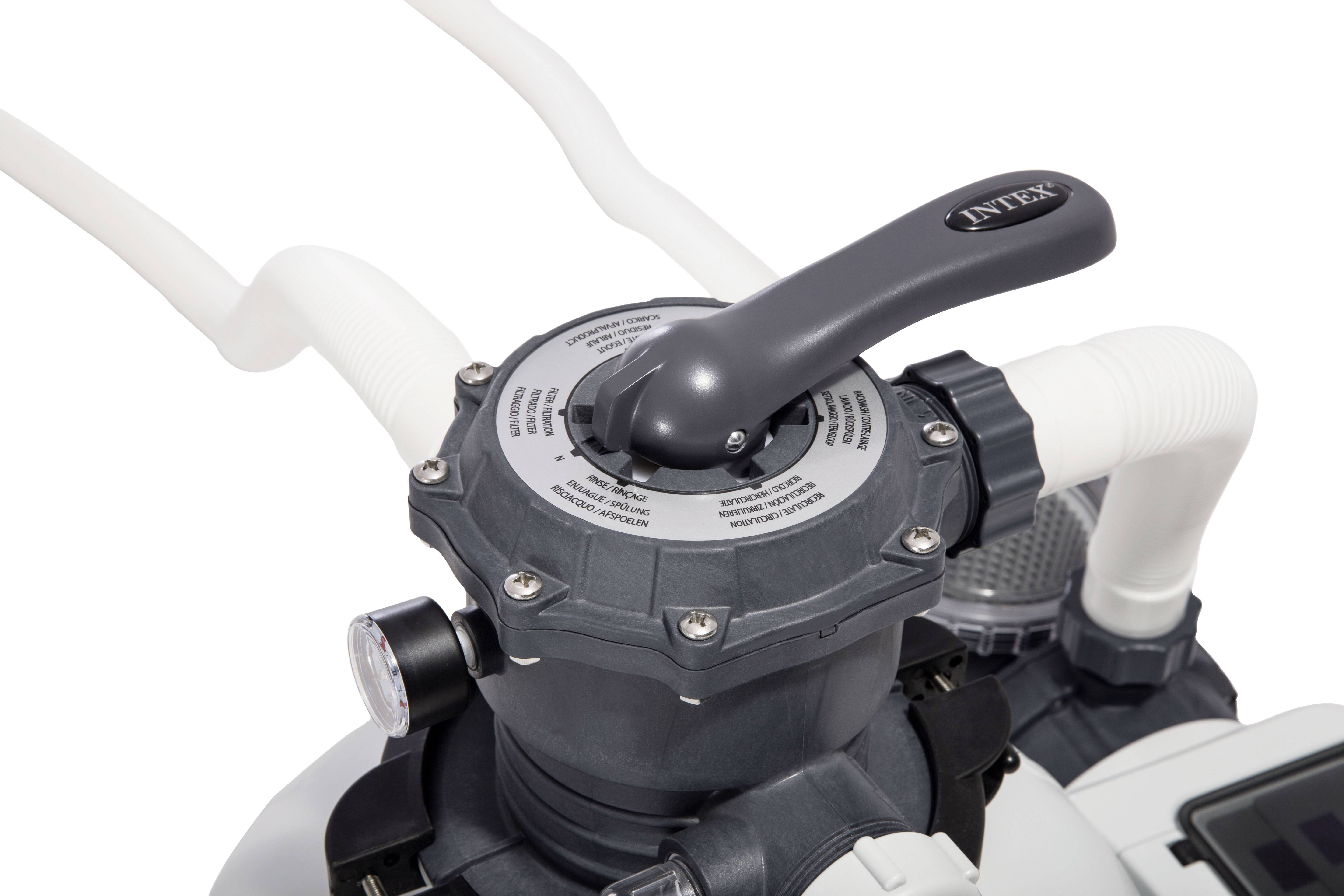 Zawór wentylacyjny filtra piaskowego z wielostopniową regulacją, wskazujący na pozycję 'Filtr'. Podłączone są białe przewody rurowe.