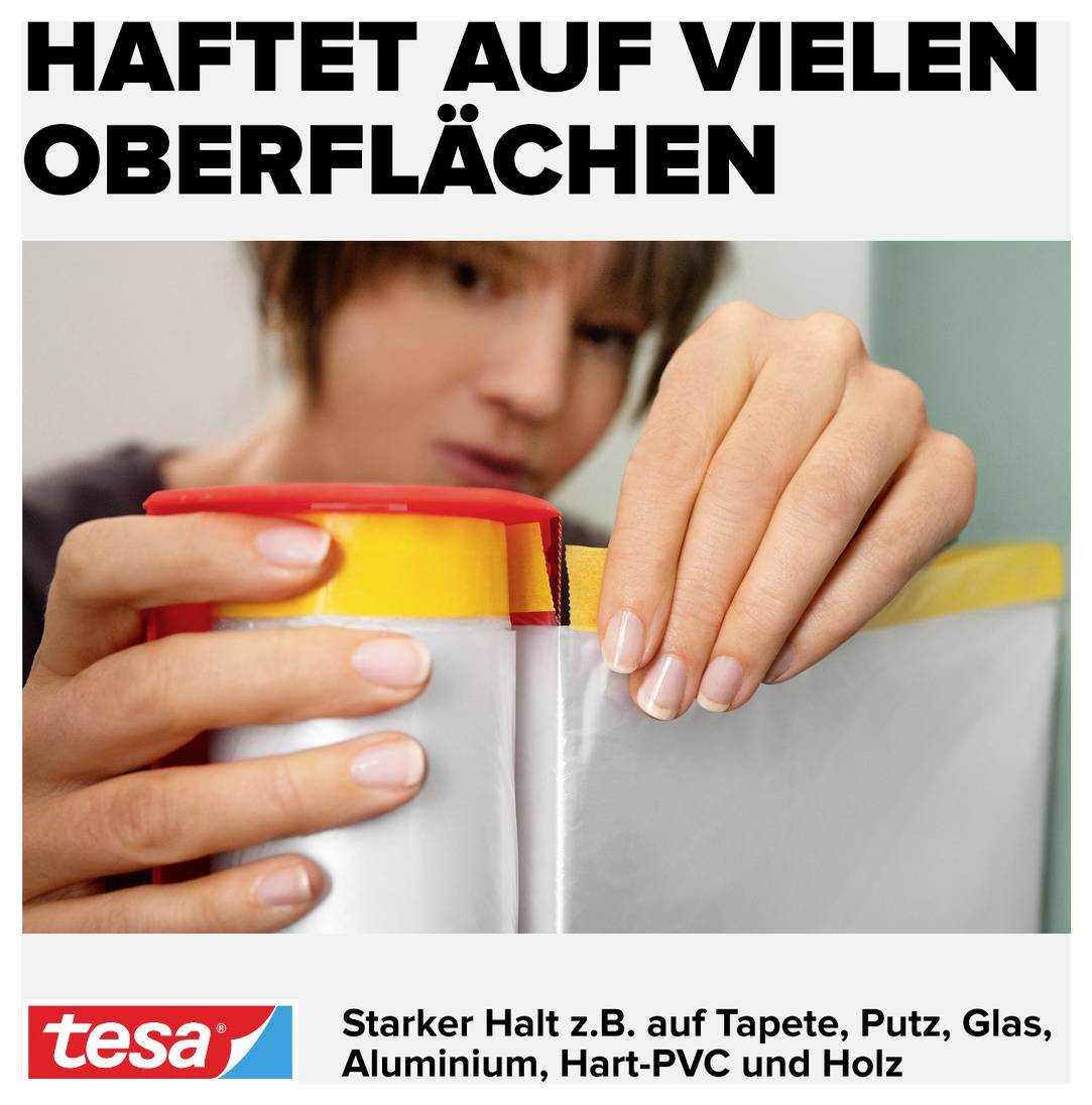 Osoba używa taśmy klejącej Tesa na powierzchni. Tekst: Przylega do wielu powierzchni, mocno trzyma się tapety, tynku, szkła, aluminium, twardego PVC i drewna.