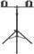 Statyw trójnożny z regulowanym centralnym słupkiem, z dwiema mocowaniami na górze, odpowiedni do instrumentów muzycznych lub urządzeń audio.