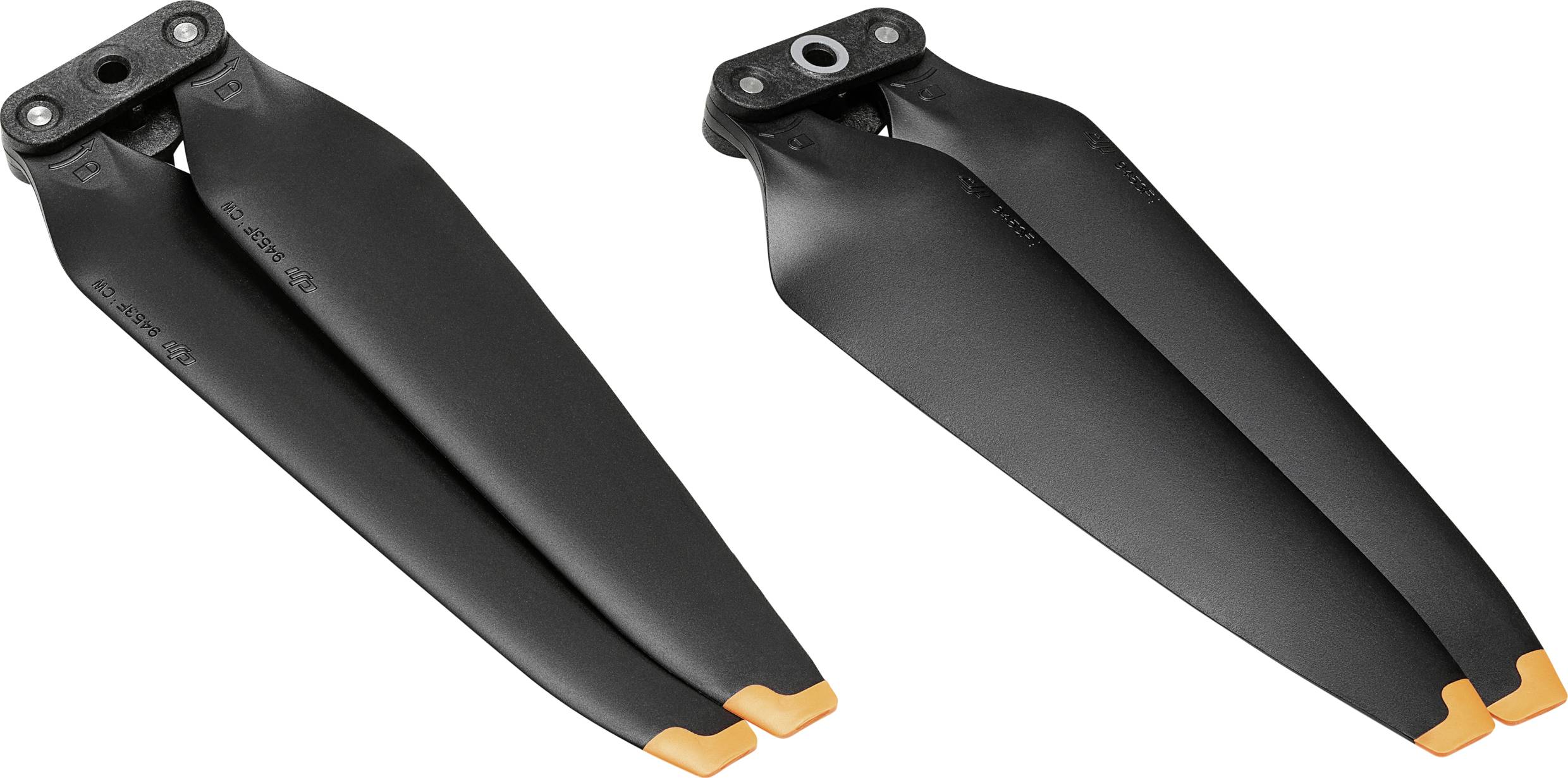 Dwa czarne śmigła dronowe z pomarańczowymi końcówkami leżą obok siebie, jedno odwrócone spodem do góry.