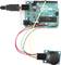 Płytka Arduino podłączona do modułu joysticka za pomocą kolorowych przewodów. Arduino jest podłączone kablem USB.