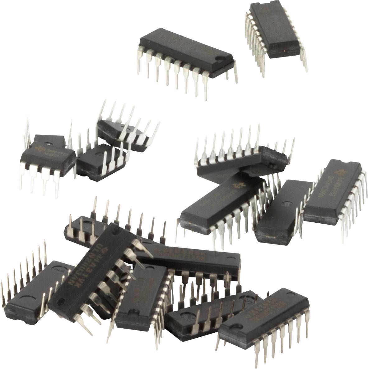 Kilka zintegrowanych układów scalonych (ICs) z pinami na białym tle.