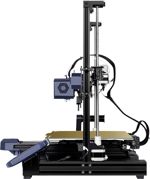 Drukarka 3D na stole, z ruchomą dyszą drukującą nad platformą drukarską. Kable biegną od dyszy z boku.
