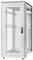 Szafa serwerowa z przezroczystymi drzwiami frontowymi i perforowanymi bokami do wentylacji. Odpowiednia do przechowywania urządzeń informatycznych.