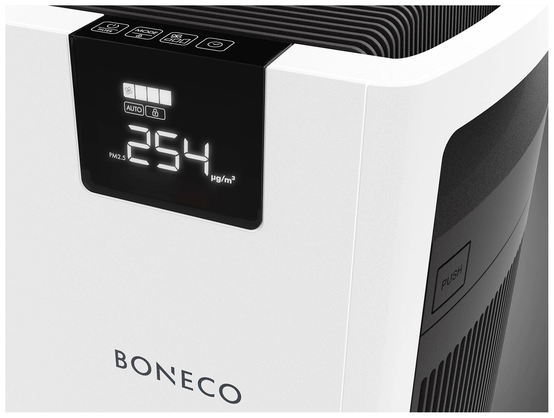 Oczyszczacz powietrza z podświetlanym wyświetlaczem wskazuje wartość PM2.5 na poziomie 254 µg/m³. Marka 'Boneco'. Ważny wskaźnik jakości powietrza.