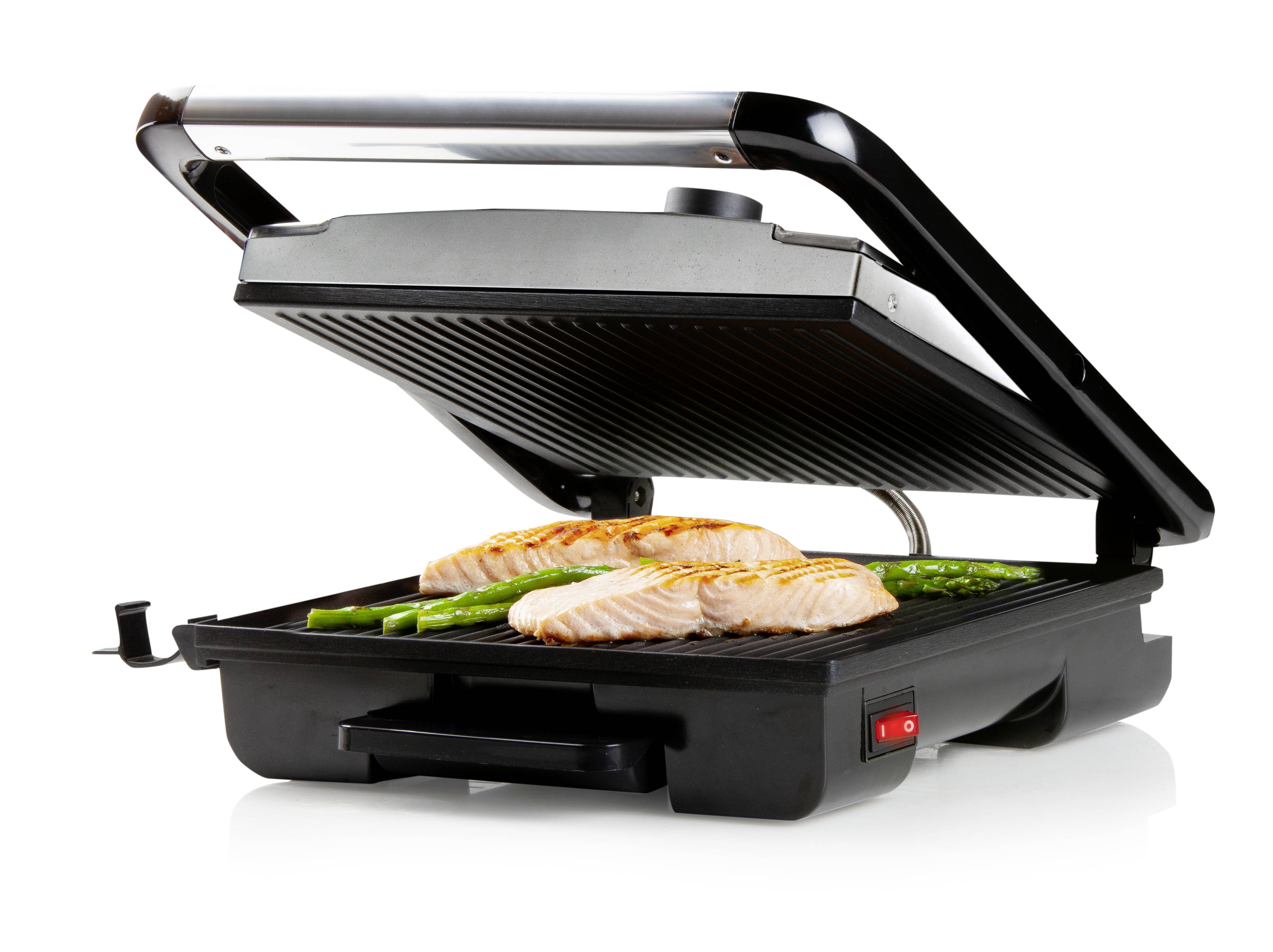 Elektryczny grill kontaktowy z otwartą pokrywą, na którym są grillowane dwa filety z łososia i kilka sztuk szparagów.