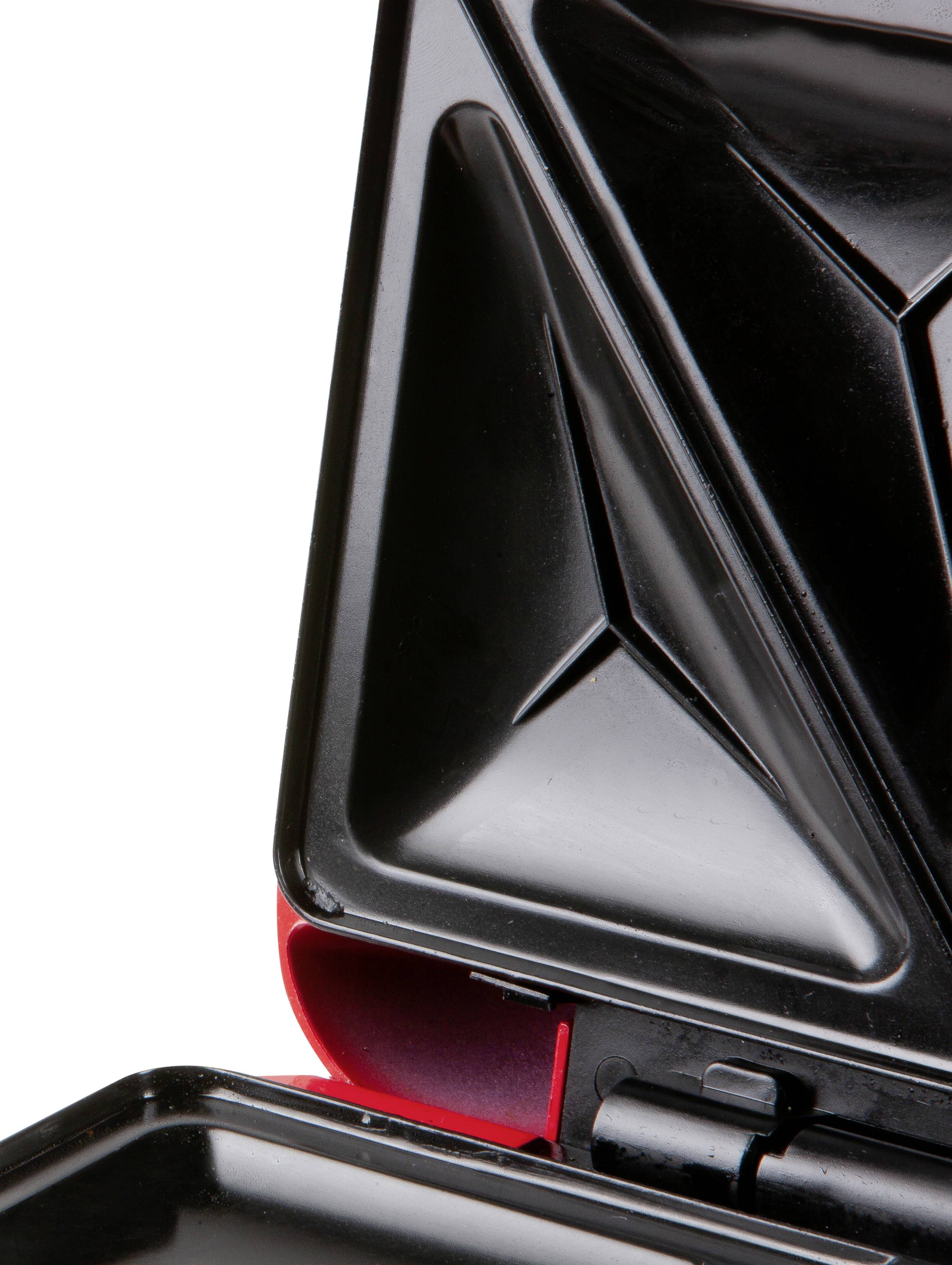 Otwarty opiekacz do kanapek z nieprzywierającymi płytkami, odpowiedni do przygotowywania kanapek lub tostów.