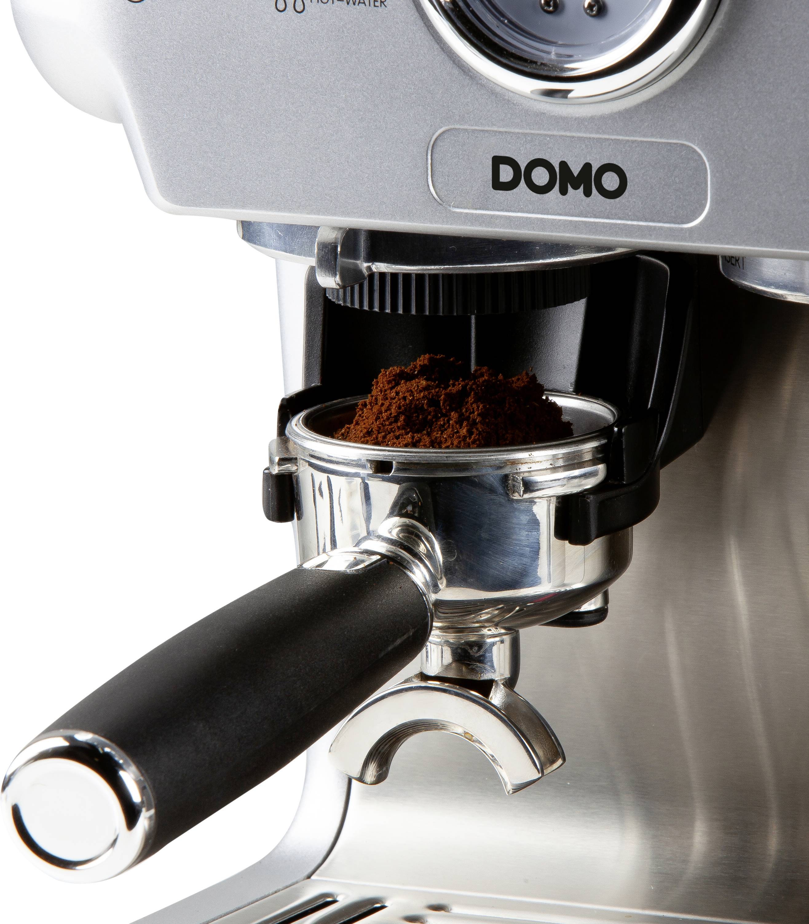 Srebrny ekspres do espresso z uchwytem na sitko, napełniony świeżo zmieloną kawą, gotowy do przygotowania espresso.