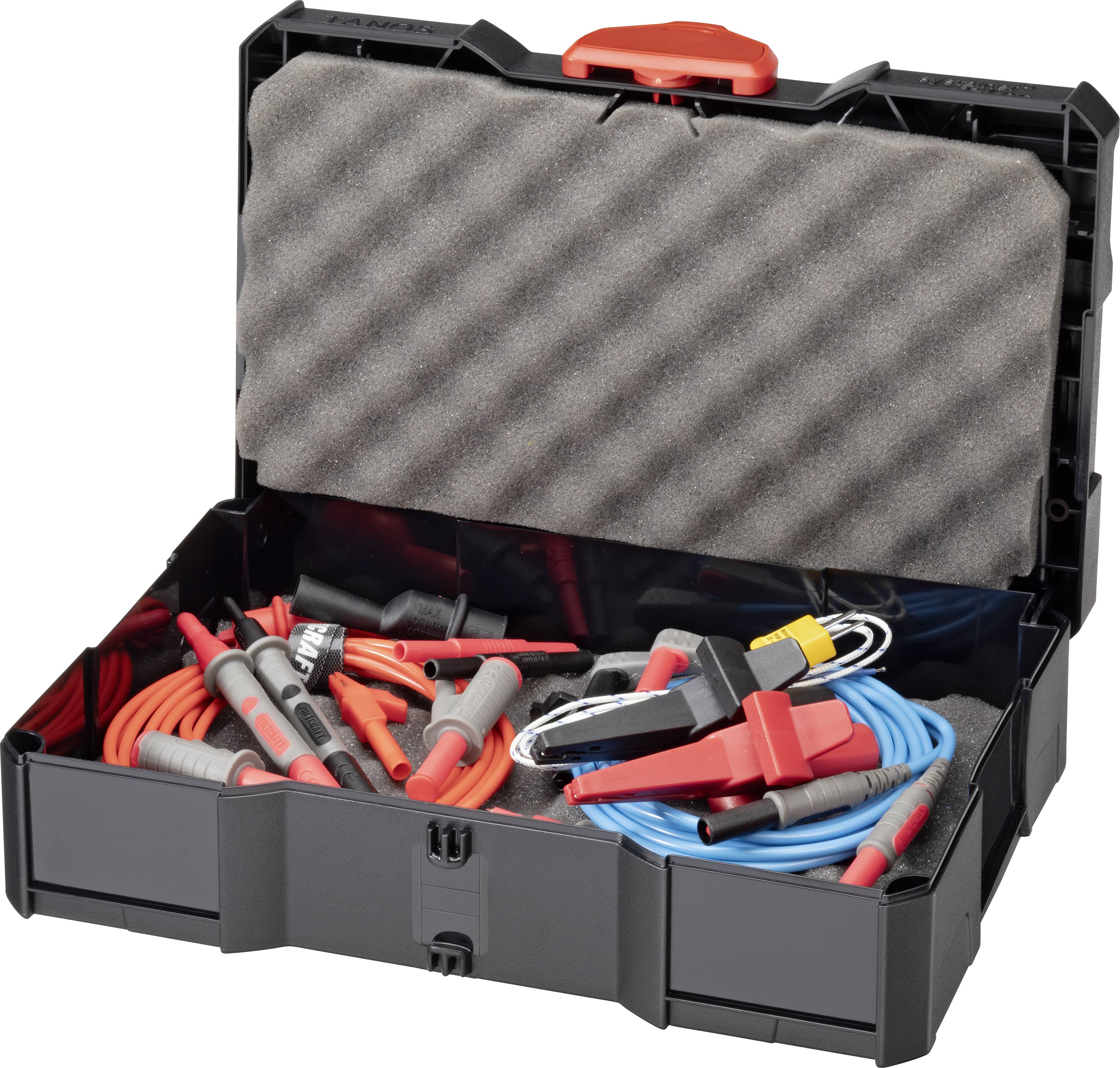 Otwarty kufer z narzędziami z różnymi kablami i szczypcami. Kable są czerwone i niebieskie, a szczypce są częściowo izolowane.